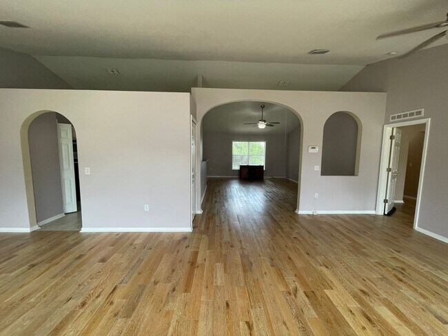 Building Photo - Great Home Great Location - 4 br 2 1/2 bath