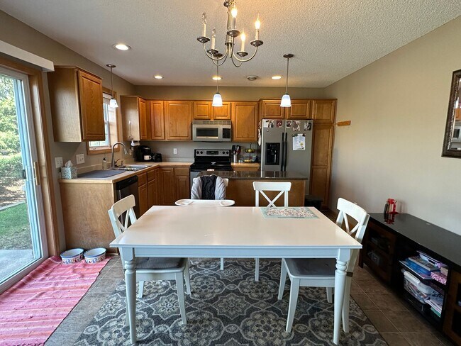 Foto del edificio - Lakeville End Unit Town Home, 2 Car Garage...