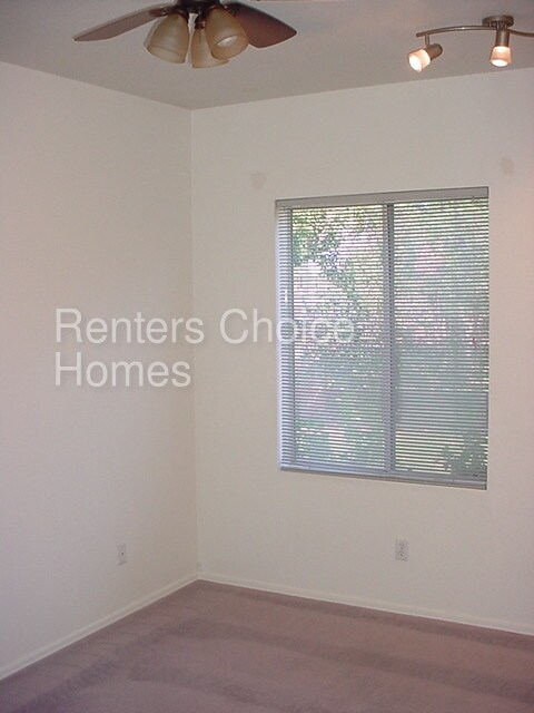 Building Photo - 725 N Cholla St