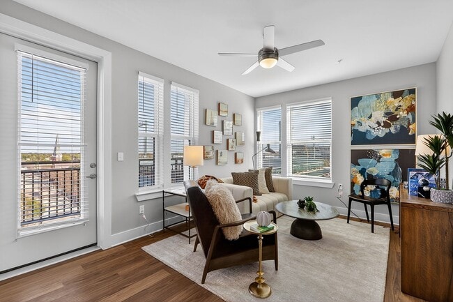 02_960_E_Adams_St_Jacksonville_FL_32202-Living_room-IMG_2330 - RISE Doro