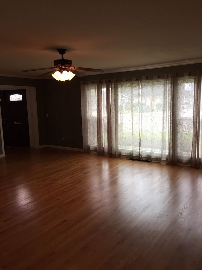 Foto del edificio - 1180 N Country Club Blvd