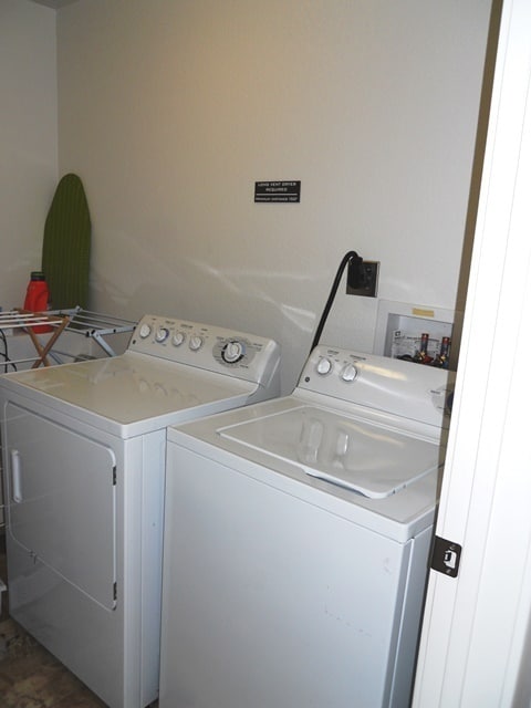 Building Photo - 2 Bedroom Condo SUPER close to Campus!