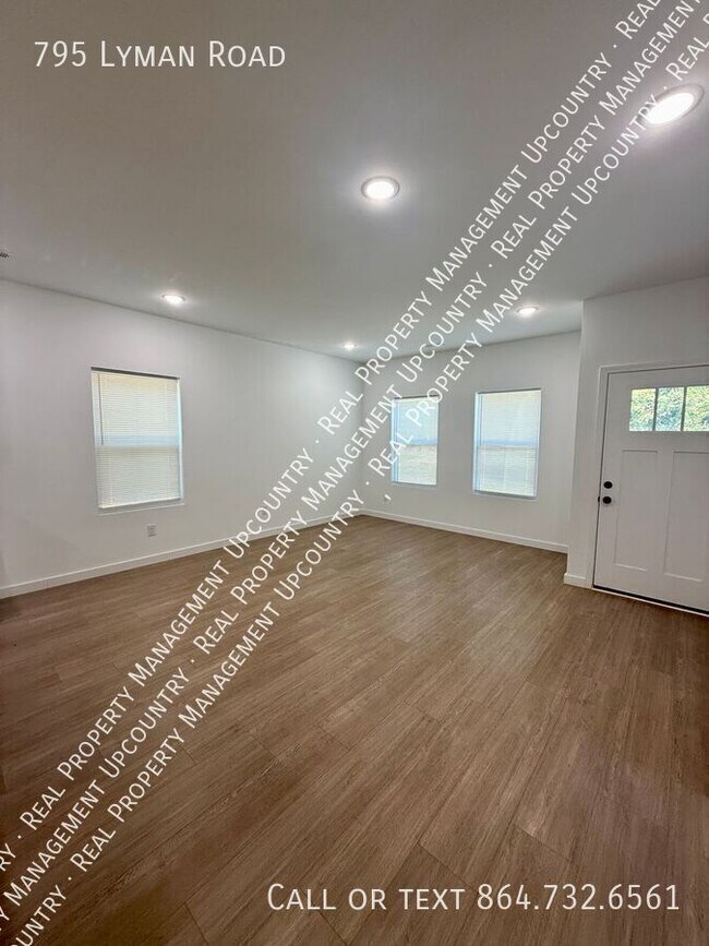 Foto del edificio - 795 Lyman Rd