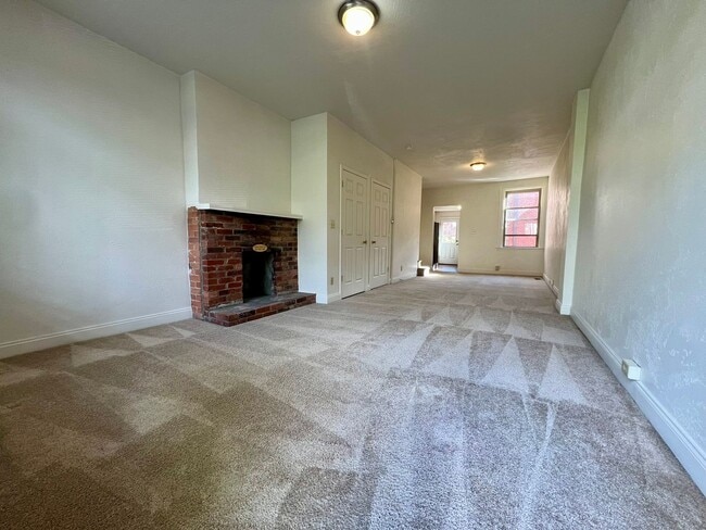 Building Photo - Gorgeous Two Bedroom Townhouse in Squirrel Hill! Washer & Dryer Provided, Central A/C & More!