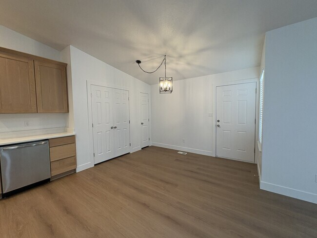 Foto del edificio - 765 Lupine Ct