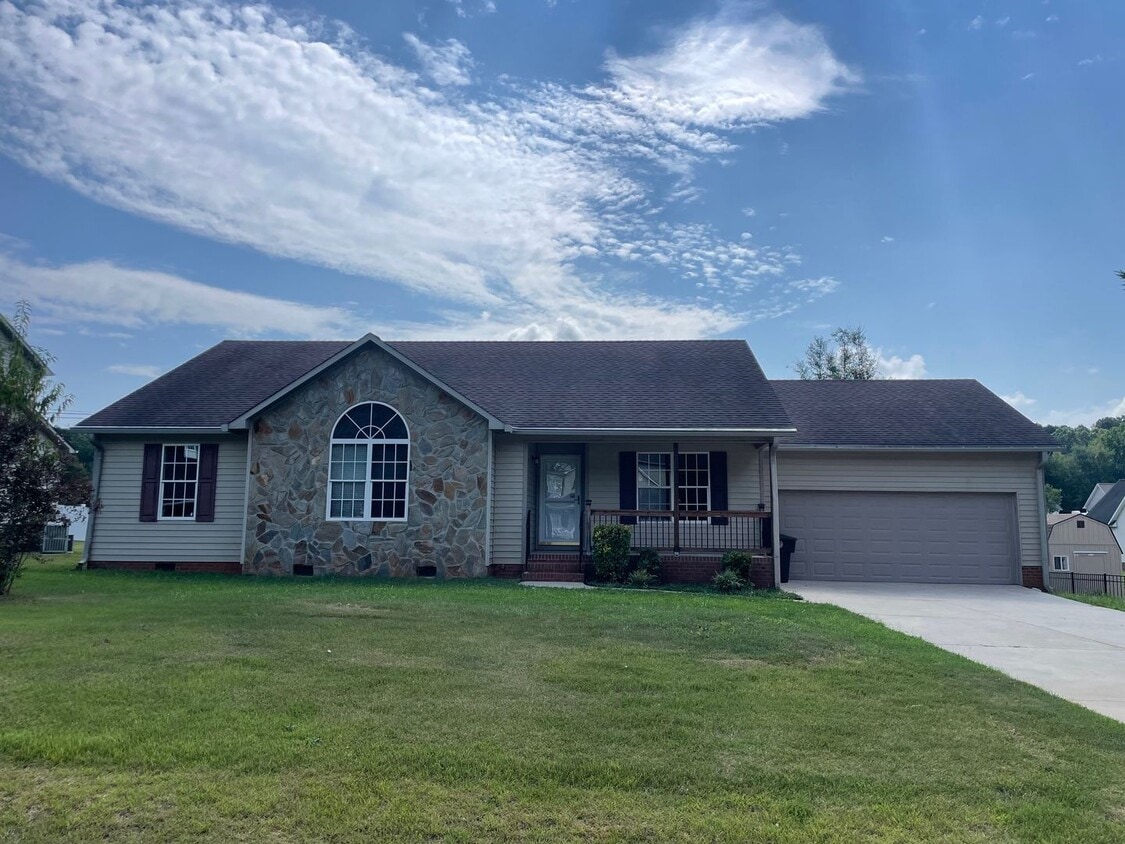 Primary Photo - 3-4 Bed with 2 full baths and 2 car garage...