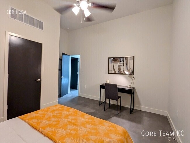 Building Photo - 3100 E Gillham Plaza