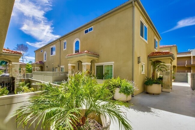 Building Photo - Two Bedroom 2.5 bath Townhome in South Par...