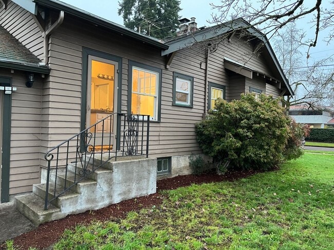 Building Photo - 3 bedroom, 1 bath Bungalow
