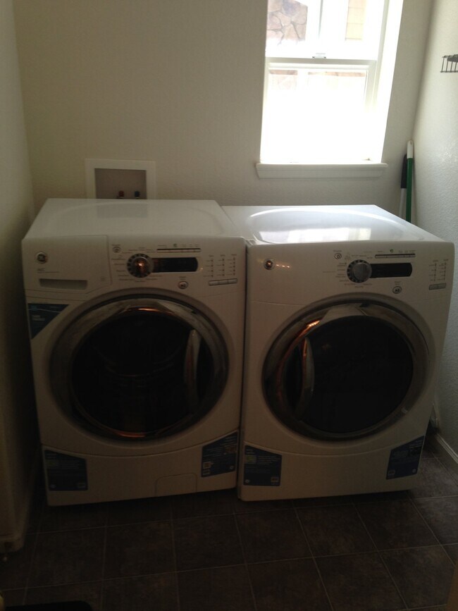 Foto del edificio - 3BD/2.5BA in Englewood with Attached Garage