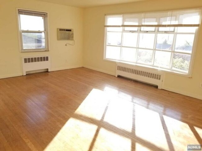 Building Photo - 420 9th St