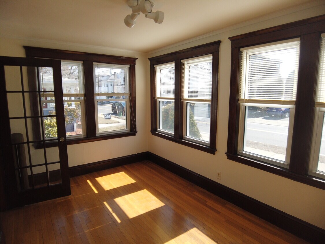 Primary Photo - 32 Waverley St