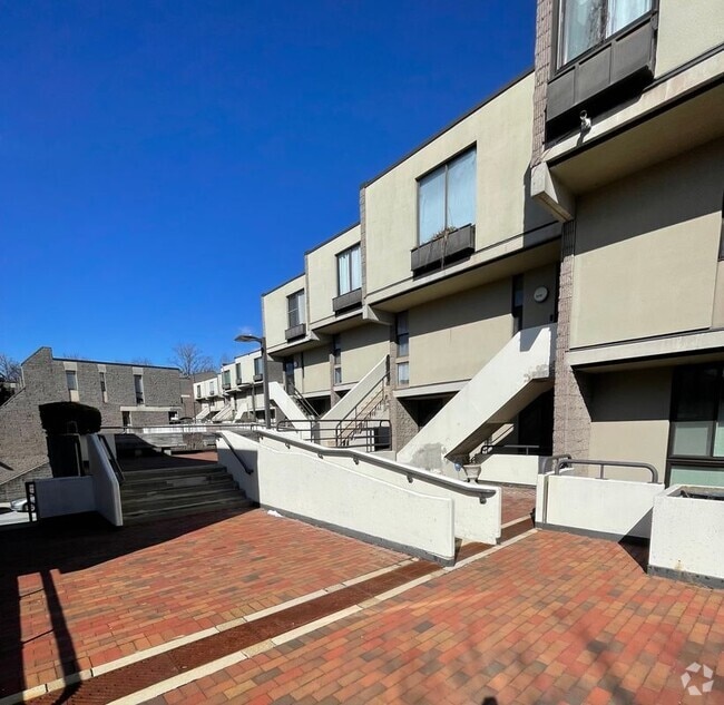 Building Photo - 2214 Deerfern Crescent