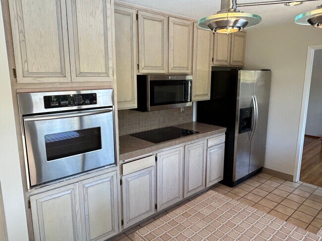 Foto del edificio - Spacious 4-Bedroom Home with Pool in Prime...