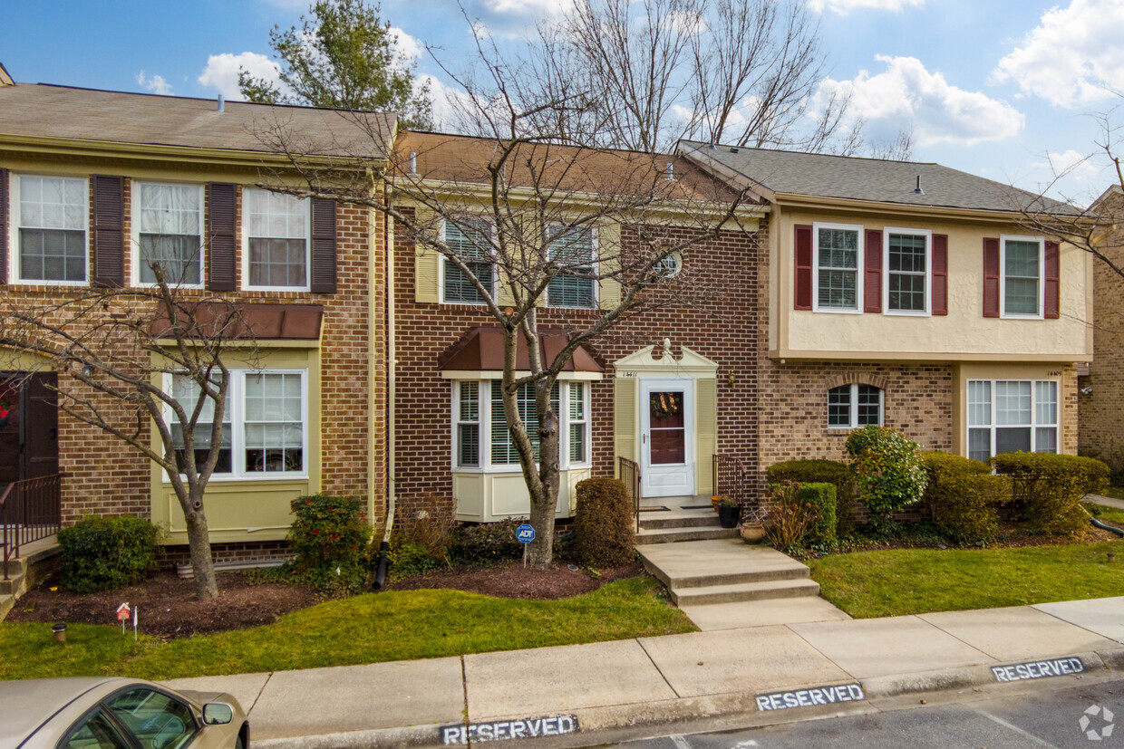 Building Photo - Oxford Crossing Condominium