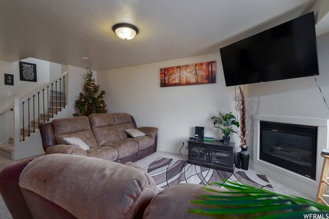 Building Photo - Spacious Vernal Townhome