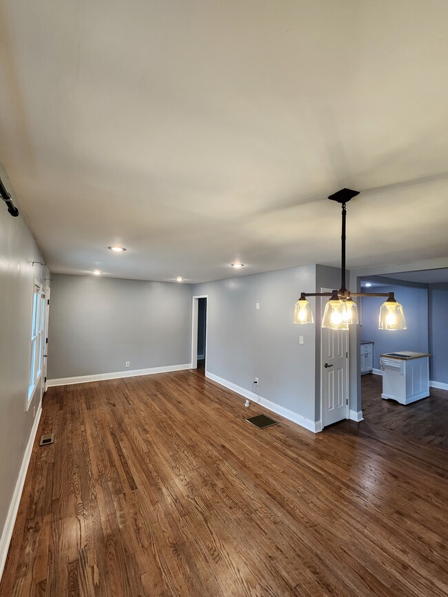 Building Photo - 1377 Avon Ave SW