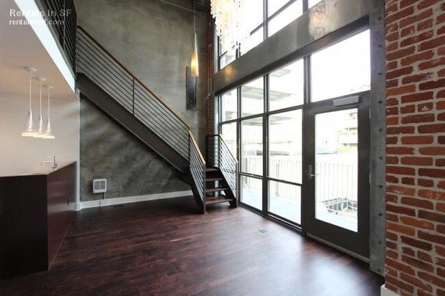 Building Photo - Top Floor Loft in sophisticated building.