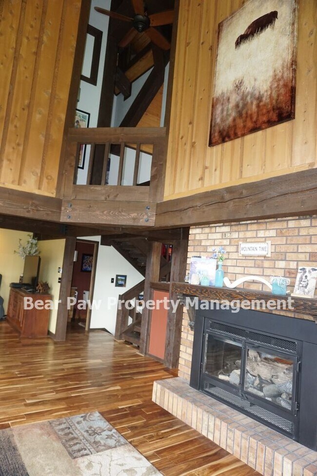 Building Photo - Georgeous Townhome in Genesee