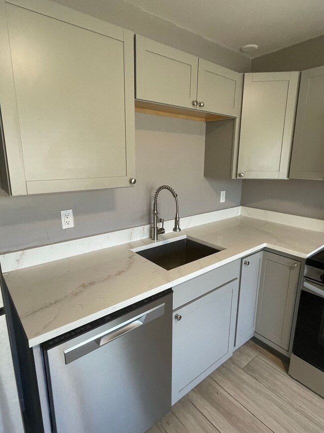 Foto del edificio - Now Leasing: Spacious 2-bedroom / 1-bath A...