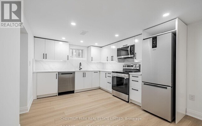 Building Photo - 562 Deloraine Ave