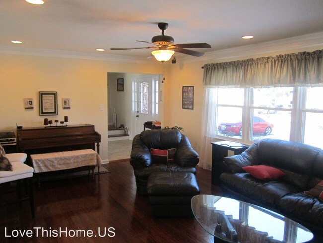 Building Photo - 5 br, 2.5 bath House - 204 Daphne Dr