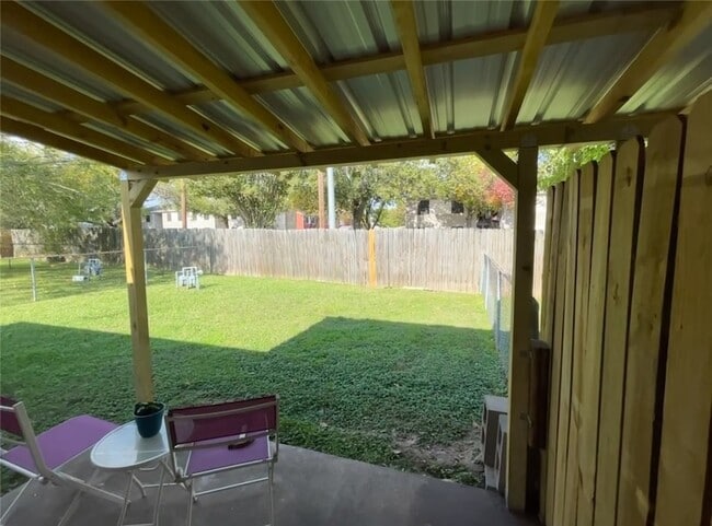 Foto del edificio - 1527 Hillside Dr
