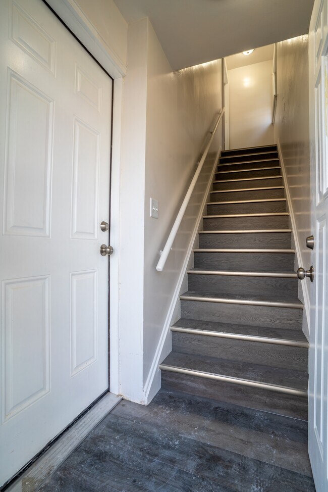 Escaleras de entrada principal - 83 Sheridan St