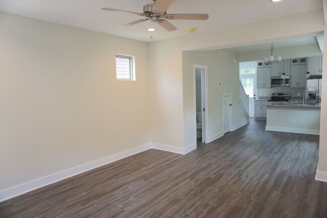 Building Photo - 2 BED | 2 BATH | GATED BACKYARD | MIDTOWN