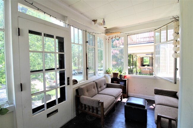 Foto del edificio - 2933 N Newhall St