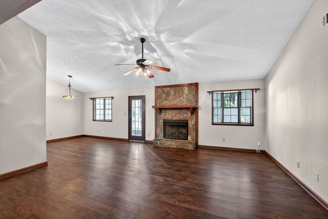 Building Photo - 165 Paces Dr