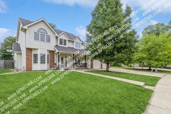 Building Photo - GREAT LOCATION IN COUNTRY CLUB!! 4 Bedroom...