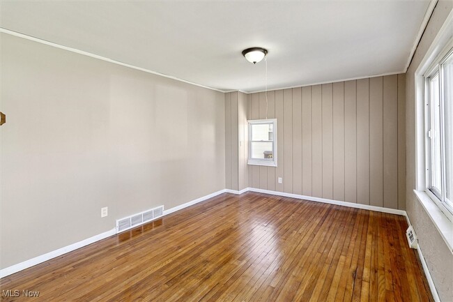 Building Photo - 715 E 258th St
