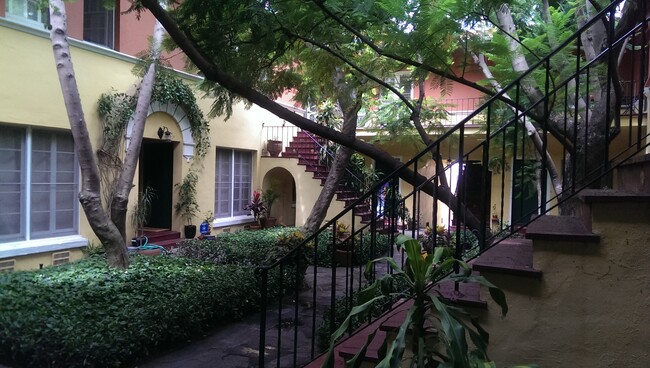 Courtyard midday - 415 N Orange Grove Ave