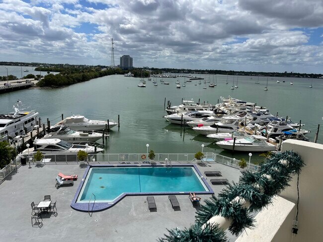 Foto del edificio - 7904 West Dr