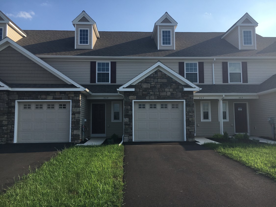 301 Lakeside Crossing, Mount Joy, PA 17552 Townhome Rentals in Mount