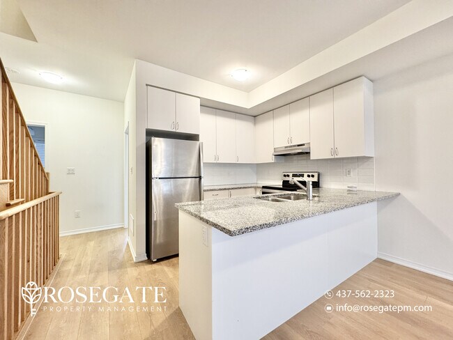 Photo du bâtiment - Massive 5-Bedroom + Den Townhouse with Garage & Deck in Oshawa