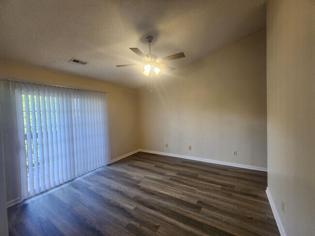 Foto del edificio - 121 Wexford Dr