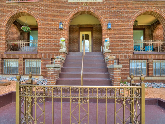Building Photo - 812 N Lee Ave
