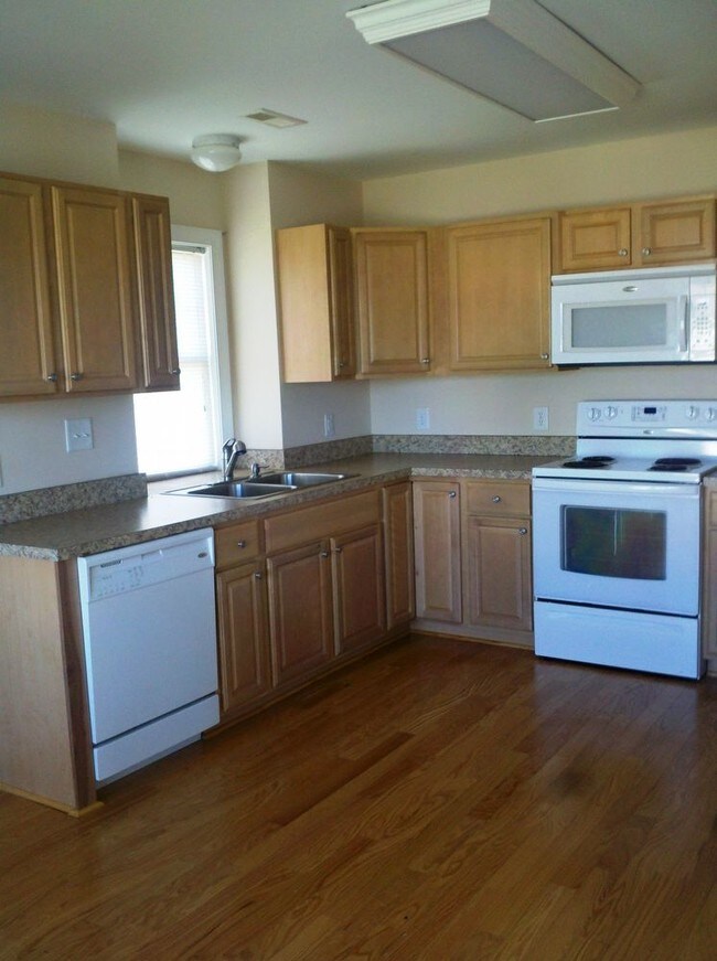 Building Photo - 3BR/2BA Duplex with Garage