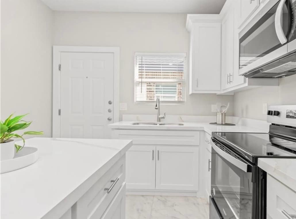 Beautiful kitchen with large fridge with water and ice dispenser - 2513 E Israel Ave
