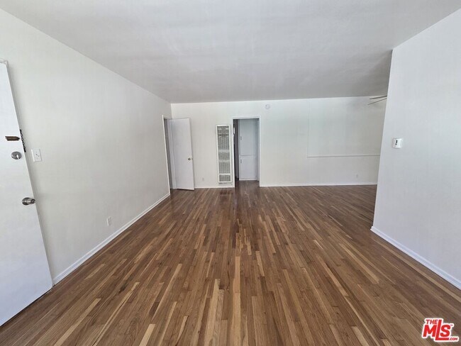Foto del edificio - 7621 Hampton Ave