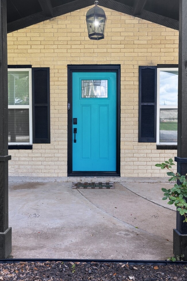 Building Photo - 1415 Palm Dr