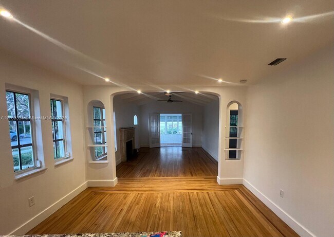 Building Photo - 668 NE 72nd Ter