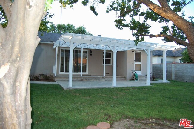 Foto del edificio - 22110 Gilmore St