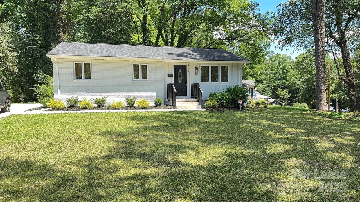 Foto principal - 2700 Ravencroft Dr