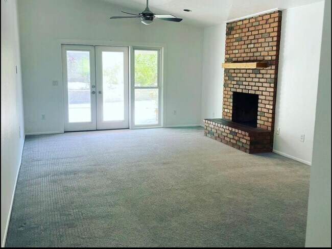 Foto del edificio - Charming Updated 3 Bed/2 Bath in Great Tem...