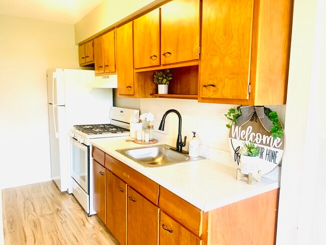 Building Photo - 1028 Conant St