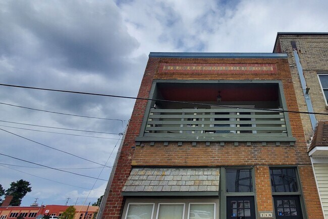 Foto del edificio - Beautiful 2BR/1BA Apartment with Utilities Included – Prime Downtown Location