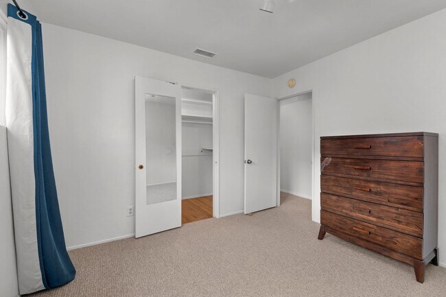 Building Photo - 6233 Hobart St